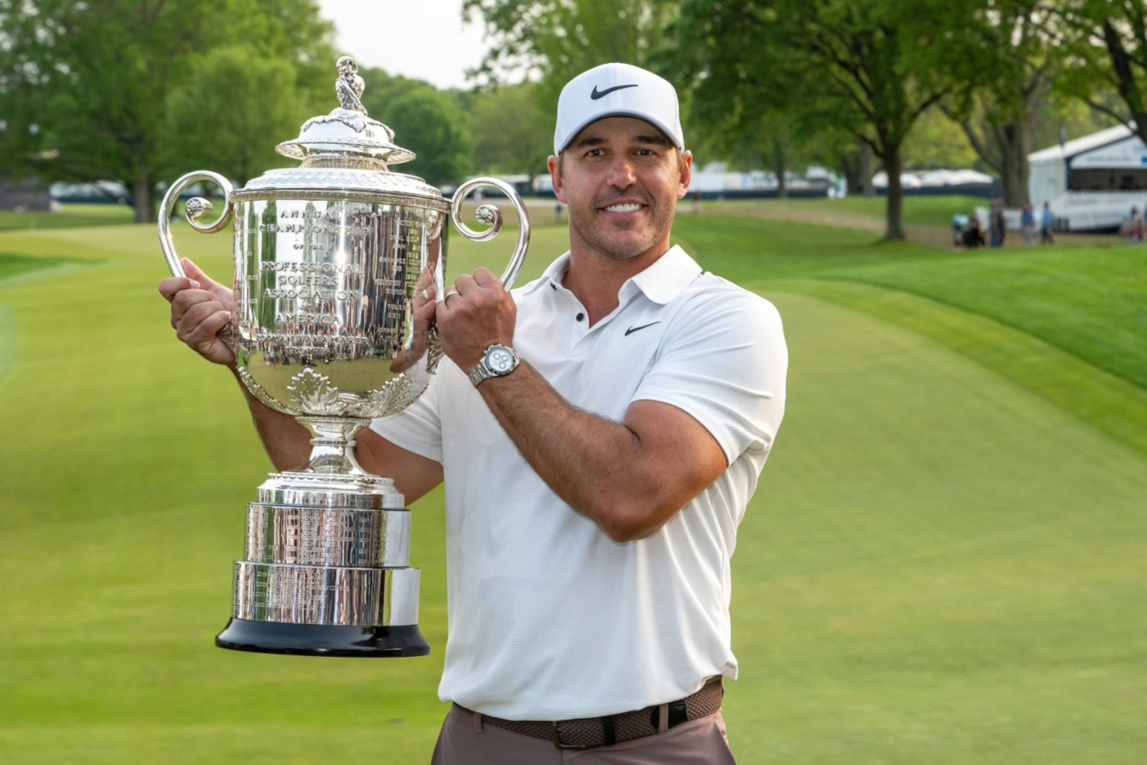 SMALL_勞力士代言人兼2023 年PGA 錦標賽（PGA CHAMPIONSHIP）冠軍布魯克斯．柯普卡（BROOKS KOEPKA）手捧萬納梅克盃（WANAMAKER TROPHY）©Rolex／Chris Turvey